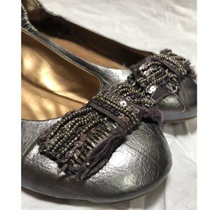 Ballerines Pliées BCBG Generation - Beige à Lignes Argentées - Taille 9 US (38.5 EU) - Occasion